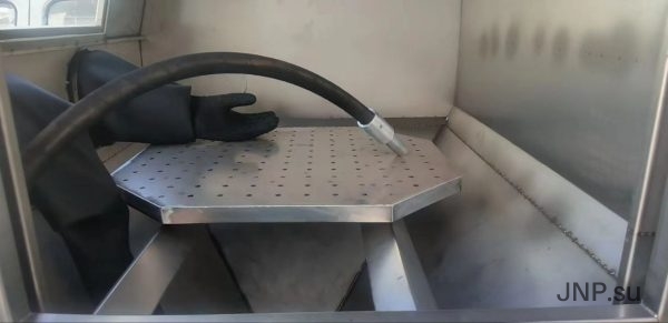 Shot blasting chamber for cleaning the surfaces of parts and assemblies